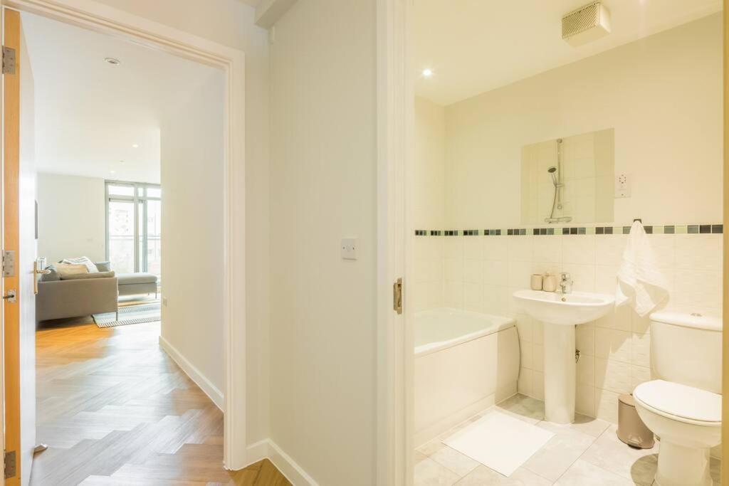 Executive 2Br Apartment Next To Station + Parking CBG Dış mekan fotoğraf