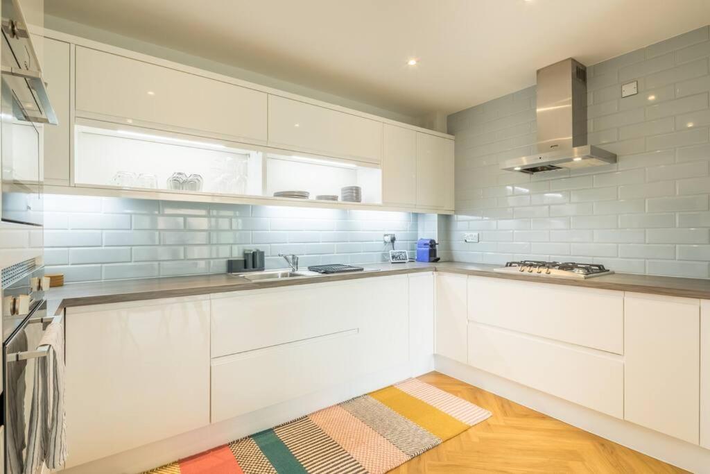 Executive 2Br Apartment Next To Station + Parking CBG Dış mekan fotoğraf